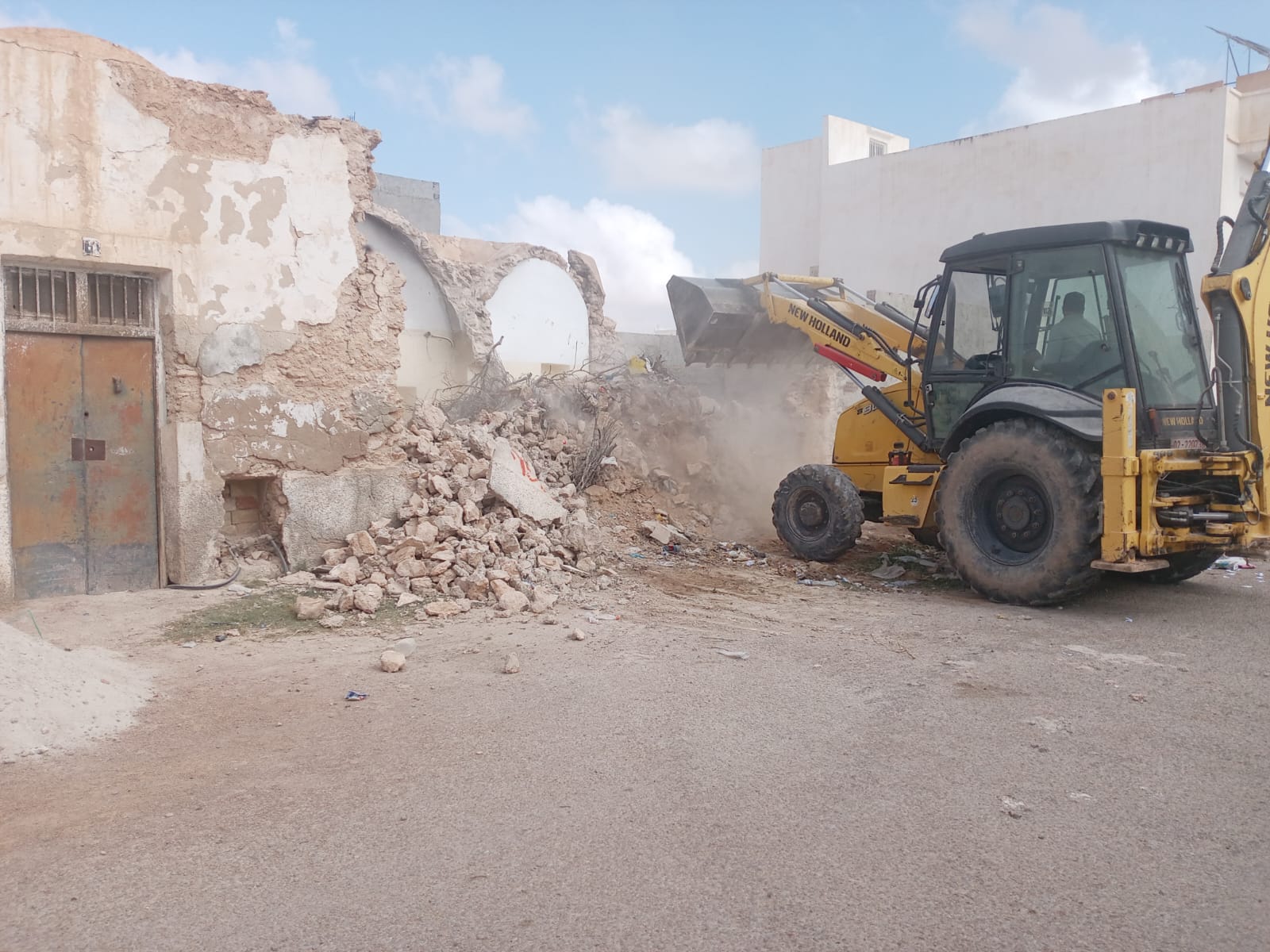 بلدية مدنين تنفذ 3 قرارات هدم لمباني متداعية للسقوط