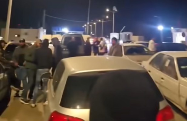 استئناف حركة المرور بمعبر راس جدير بعد احتجاجات ليلية على خلفية احتجاز تجار تونسيين لدى الجانب الليبي.