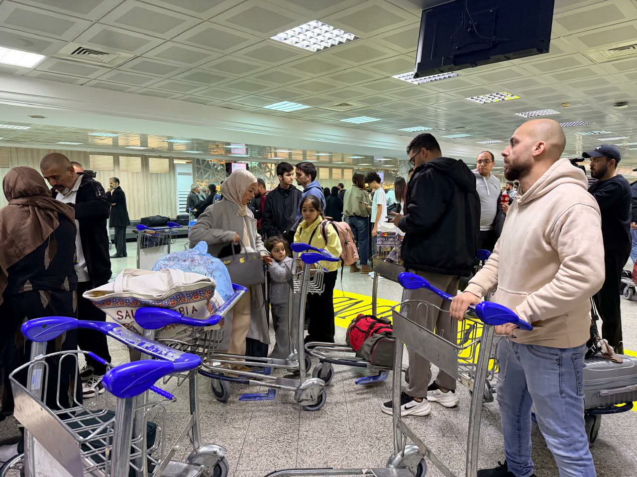 وزارة الخارجية تشرع في إجلاء عدد من التونسيين العالقين بلبنان