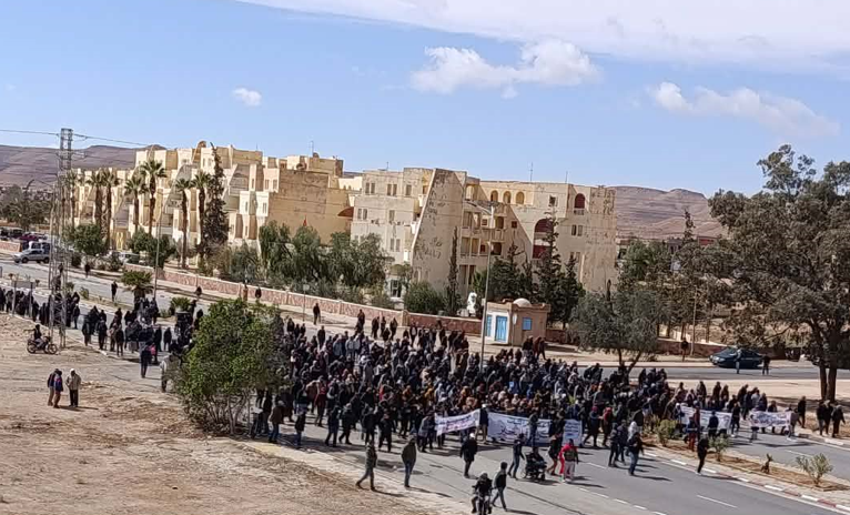 تطاوين : عدد من اعوان شركة البيئة والغراسة والبستنة وإطاراتها يحتجون اليوم من جديد للمطالبة بصرف اجورهم المتخلدة بذمة الشركة قبل عيد الفطر