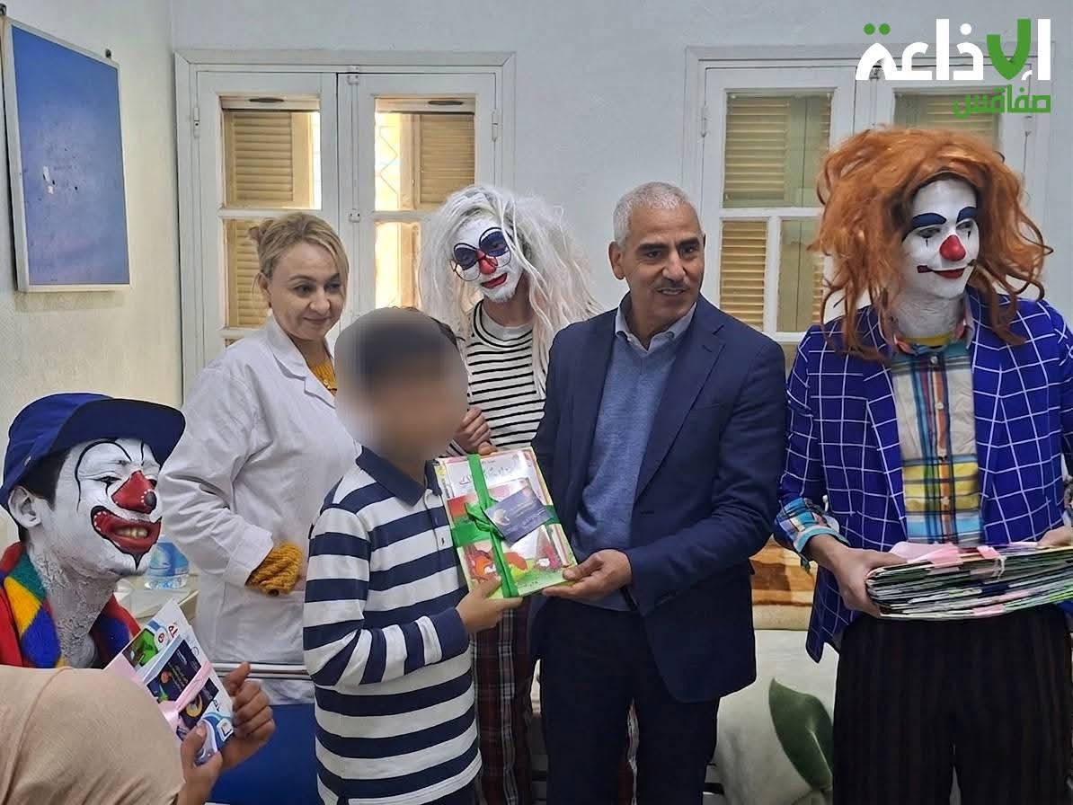 صفاقس : في مبادرة ثقافية وانسانية توزيع هدايا من الكتب على أطفال مقيمين بالمستشفى