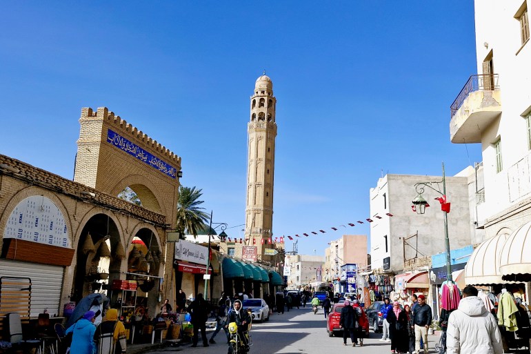 أهالي ولاية توزر ينطلقون في إعداد حلويات العيد بمنازلهم و يحرصون على التمسك بالعادات و التقاليد المتداولة