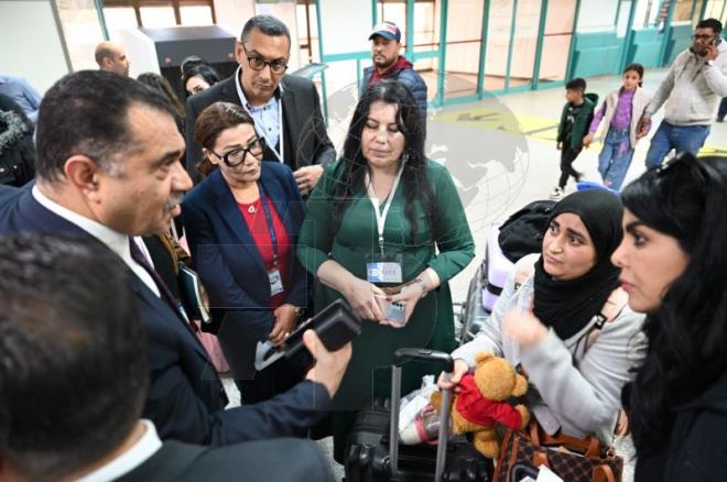 وصول دفعة جديدة تضم 14 تونسيا إلى مطار تونس قرطاج بعد إجلائهم من لبنان