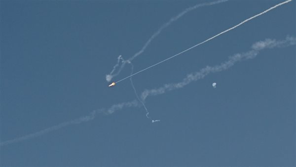 الدفاعات الجوية الإماراتية تعلن التعامل مع 4 صواريخ باليستية و26 طائرة مسيرة