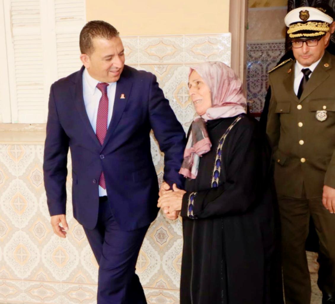 والي المنستير يعايد عائلات شهداء المؤسستين الأمنية والعسكرية بالولاية