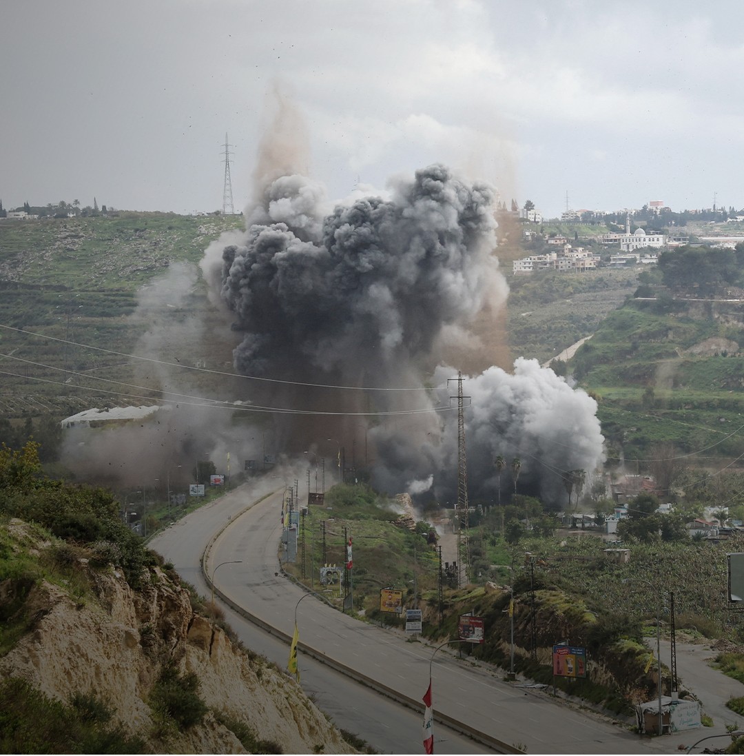 جيش الاحتلال الصـ ـهيوني يقصف بعدة صواريخ جسر القاسمية في جنوب لبنان