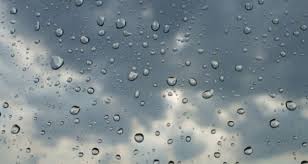 طقس كثيف السحب بالوسط والجنوب مع أمطار متفرقة .. والحرارة منخفضة ليلا بالشمال والوسط