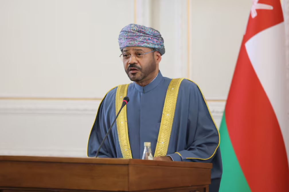 وزير الخارجية العماني يؤكد أن بلاده تبذل جهودا لضمان المرور الآمن عبر مضيق هرمز