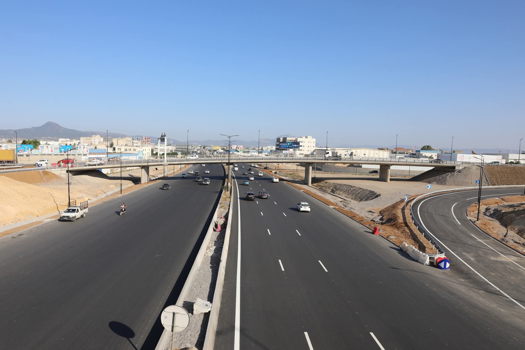 بداية من اليوم: استئناف أشغال هدم الجسر القديم على مستوى مستشفى الحروق