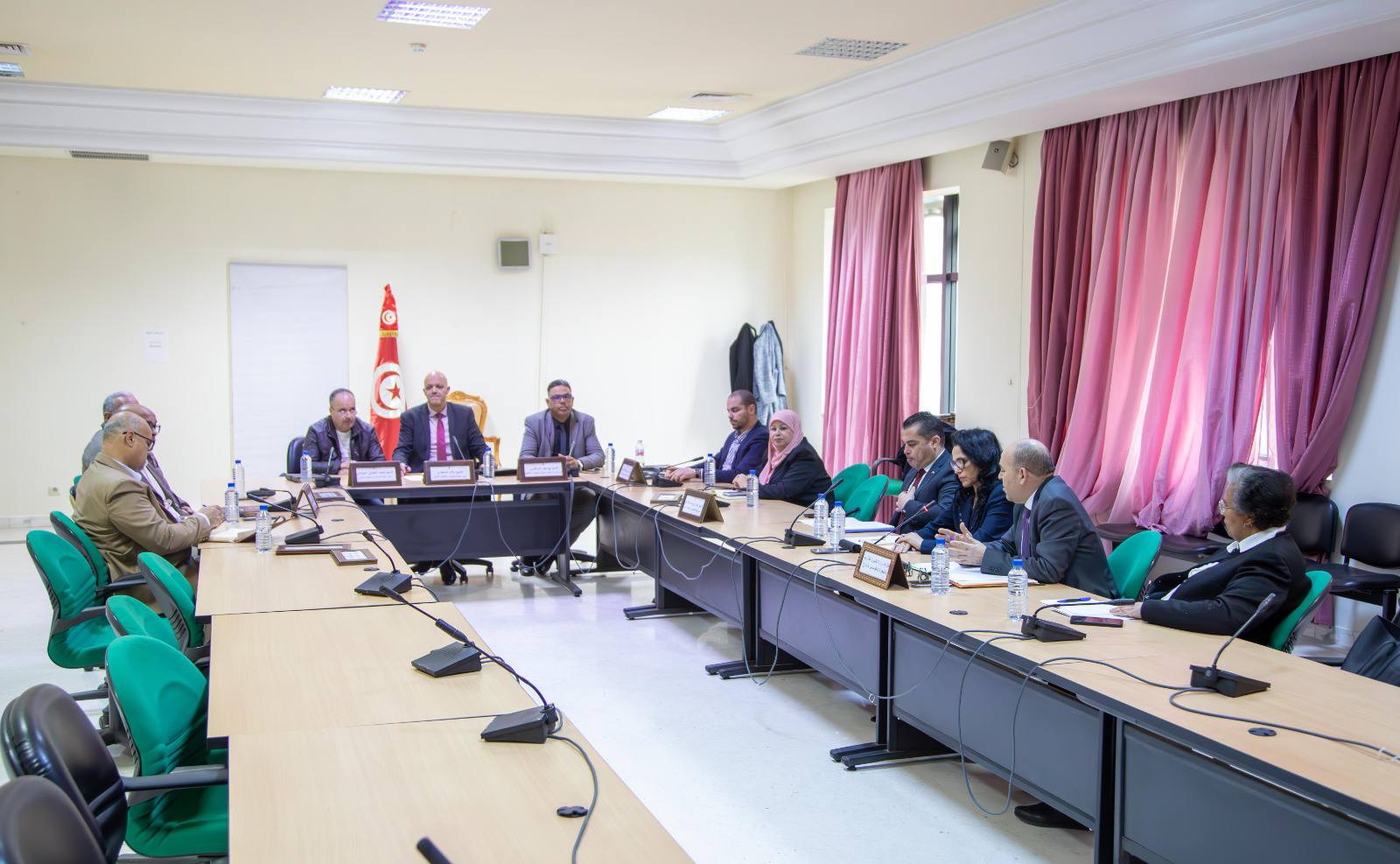 متابعة وضعية الجالية التونسية في ظل الحرب الدائرة بالشرق الأوسط.