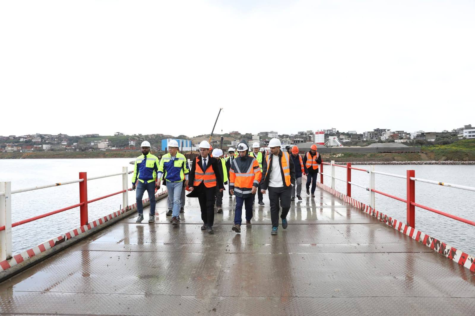  وزير التجهيز والإسكان يتفقد سير اشغال مشروع جسر بنزرت الجديد ويشدد على الالتزام بالآجال 