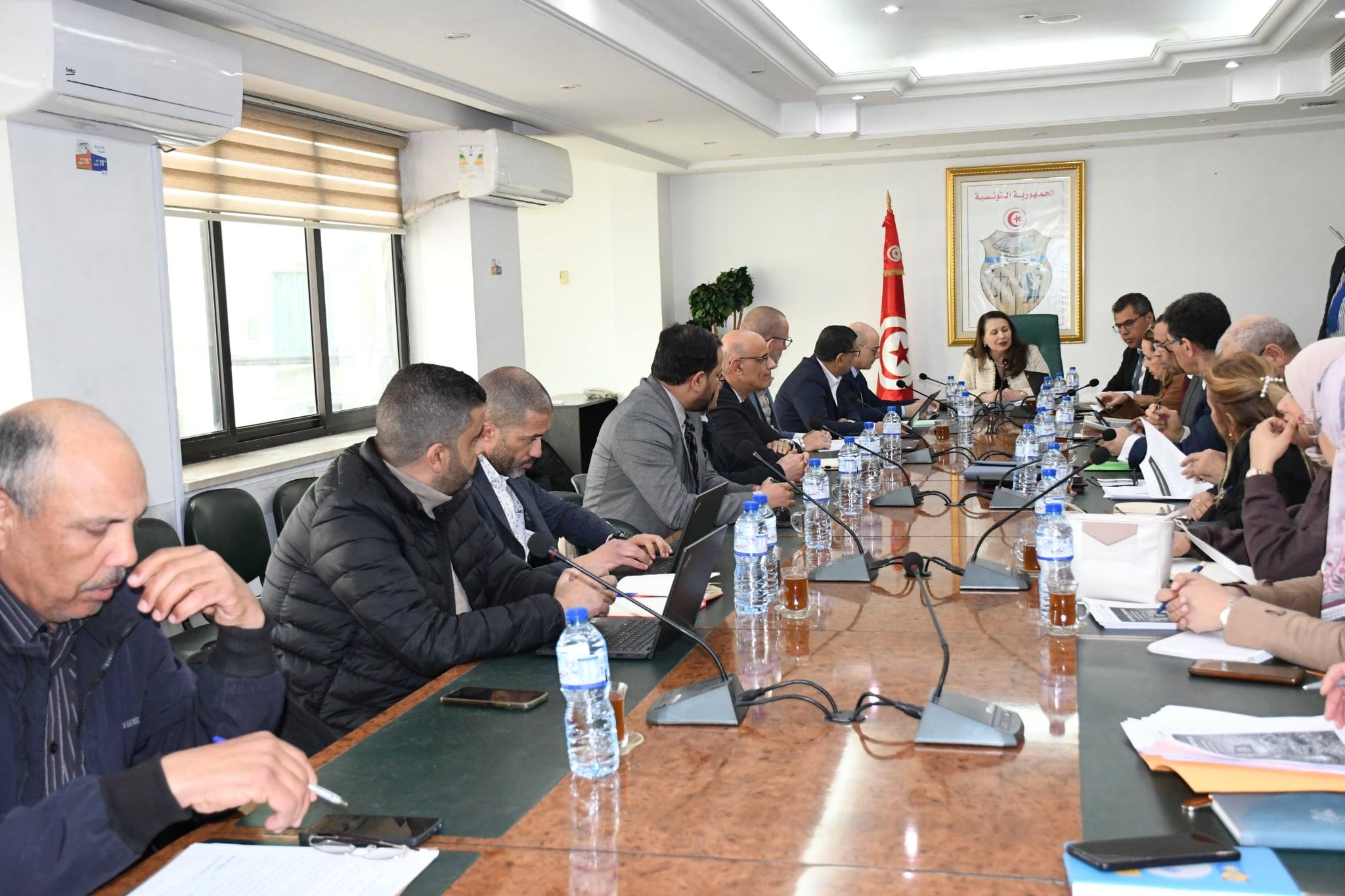 وزارة الصناعة : المصادقة على ميثاق التنافسية للنهوض بقطاع الصناعات الإلكترونية