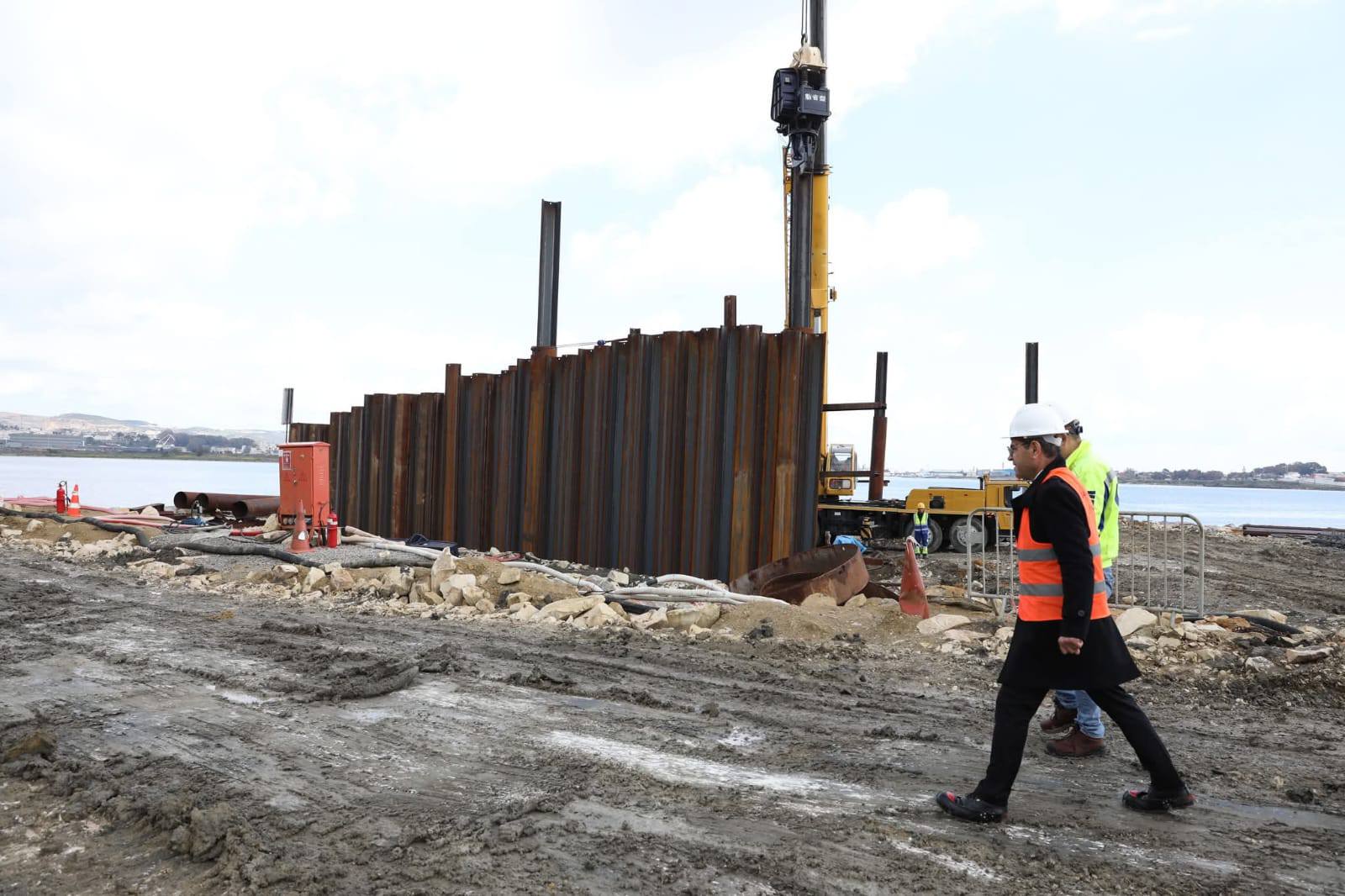 وزير التجهيز يتفقد سير أشغال مشروع جسر بنزرت الجديد ويشدد على الالتزام بالآجال