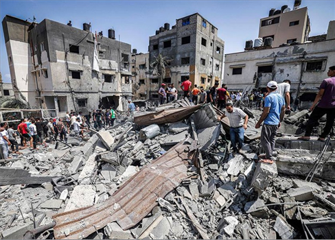 اصابة عدد من الفلسطينيين في قصف صهيوني على وسط قطاع غزة