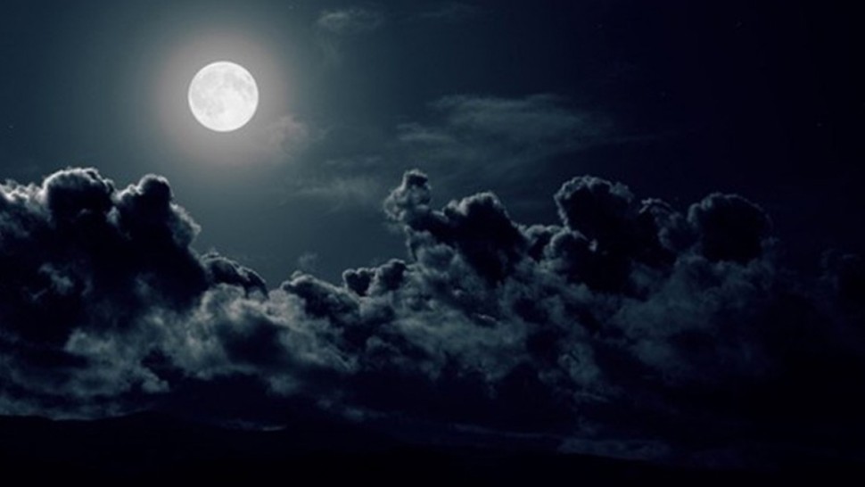 سماء مغشاة بسحب عابرة ليلا.