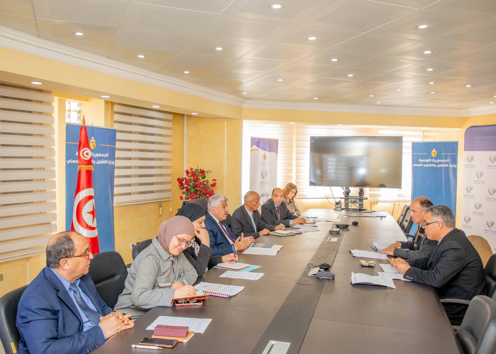 متابعة تنفيذ القرار المتعلق بصيغ استغلال الشركات الأهلية للمنتجات الغابية غير الخشبية.