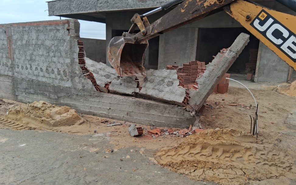 ردم آبار عشوائية وإزالة بناءات فوضوية بمناطق من معتمدية بنزرت الجنوبية