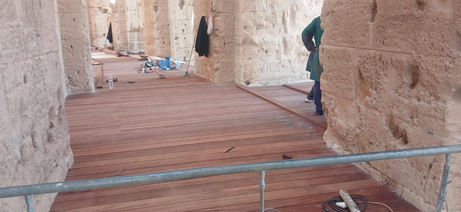  المعهد الوطني للتراث: إنجاز وتركيز الممر الخشبي بالملعب الروماني بالجم