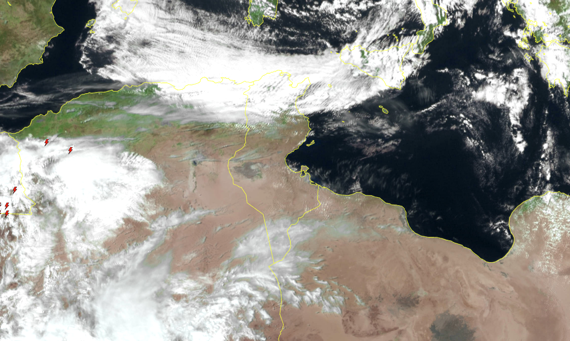 سحب عابرة وأمطار متفرقة مع رياح قوية وانخفاض في الحرارة بالشمال