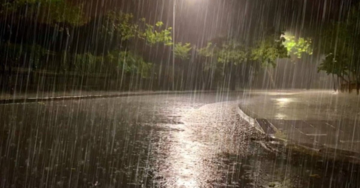 الليلة: سحب كثيفة مع أمطار متفرقة بالمناطق الساحلية الشمالية ومحليا الجنوب.