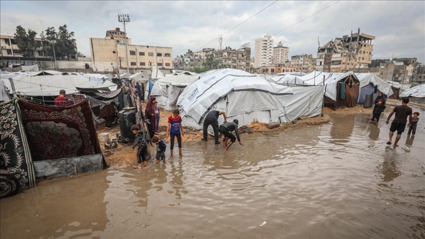 غزة: الأمطار الغزيرة تغرق خيام النازحين وتضاعف معاناتهم في ظل استمرار العدوان الصهيوني