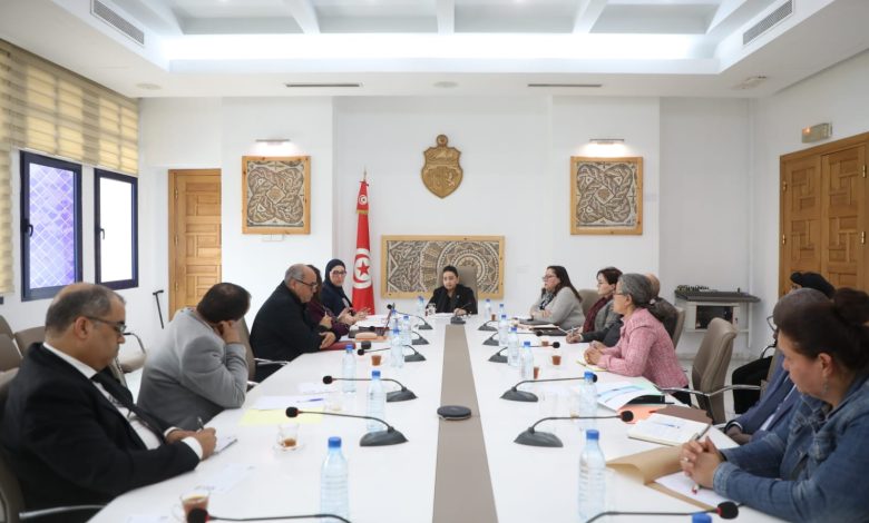 متابعة سير عمل المؤسسات والمنشآت العمومية ذات الصبغة غير الإدارية