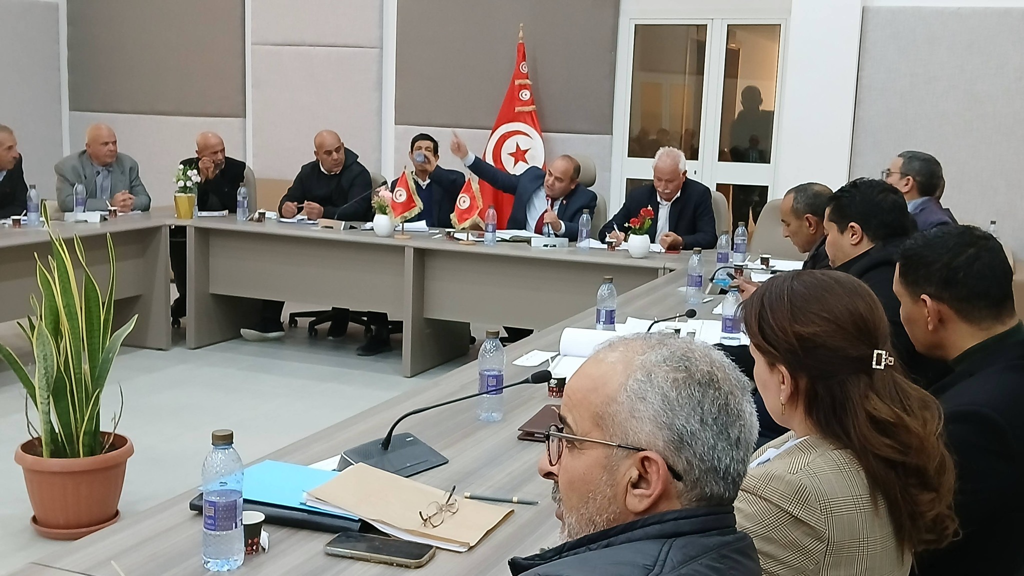 جرجيس : جلسة عمل بمركز الاصطياف وترفيه الاطفال لمتابعة الوضع التنموي بالمنطقة