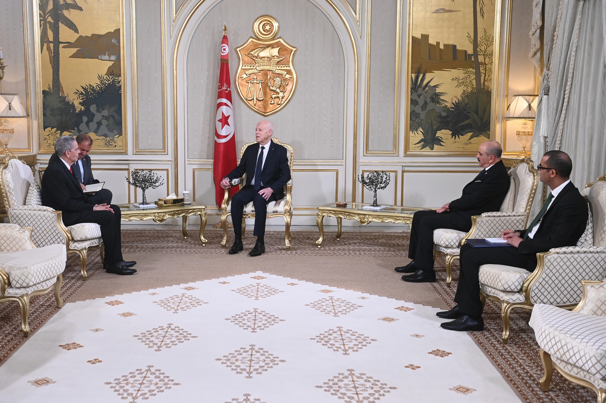 رئيس الدولة يتسلم اوراق اعتماد عدد من السفراء الجدد