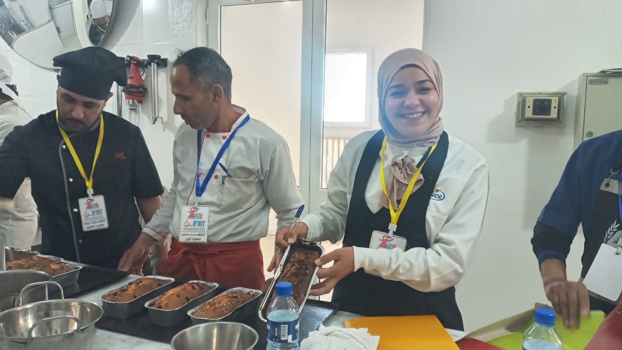 وزارة الأسرة تنظم دورة تكوينية لفائدة الطباخين العاملين بمؤسسات رعاية الطفولة في إعداد المرطبات.