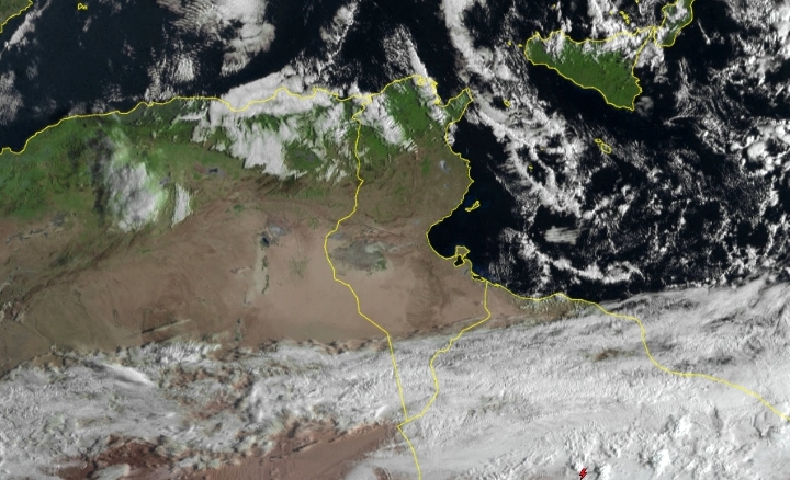 طقس اليوم: سحب كثيفة وأمطار متفرقة مع رياح قوية