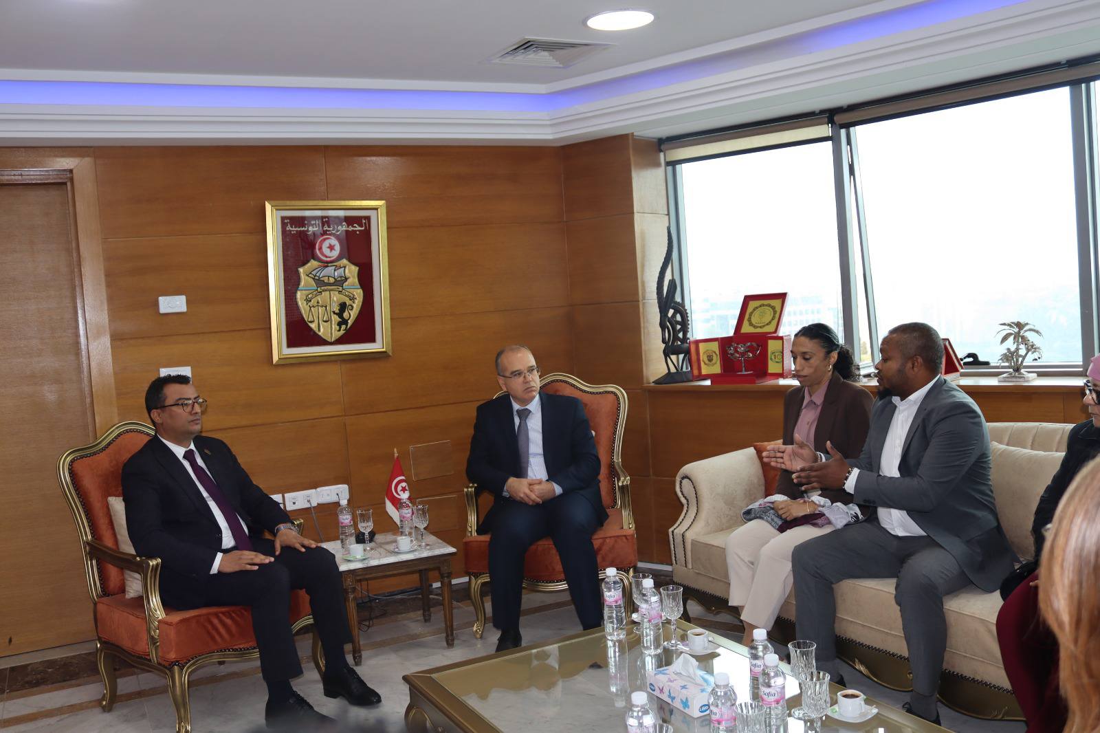 إطاران بديوانة الرأس الأخضر وممثل عن الأمانة العامة للمنطقة القارية الإفريقية للتبادل الحر يؤدون زيارة عمل الى الادارة العامة للديوانة.