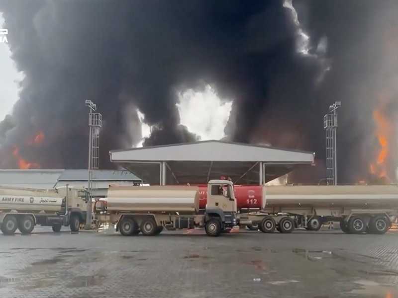 قوة الإطفاء في الكويت: إخماد حريق خزانات وقود مطار الكويت الدولي