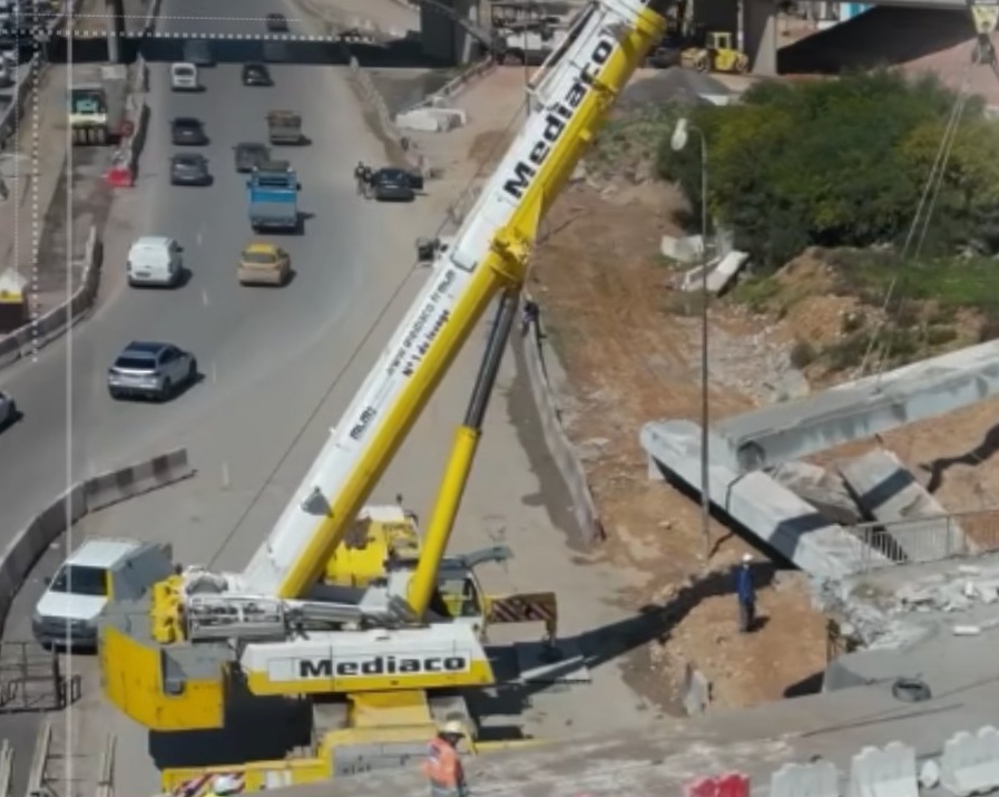 استئناف حركة المرور على مستوى مستشفى الحروق اثر انتهاء اعمال هدم جسر قديم