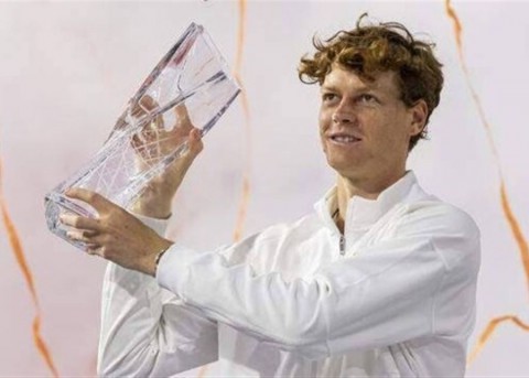 الإيطالي يانيك سينر يتوج بلقب بطولة ميامي للتنس