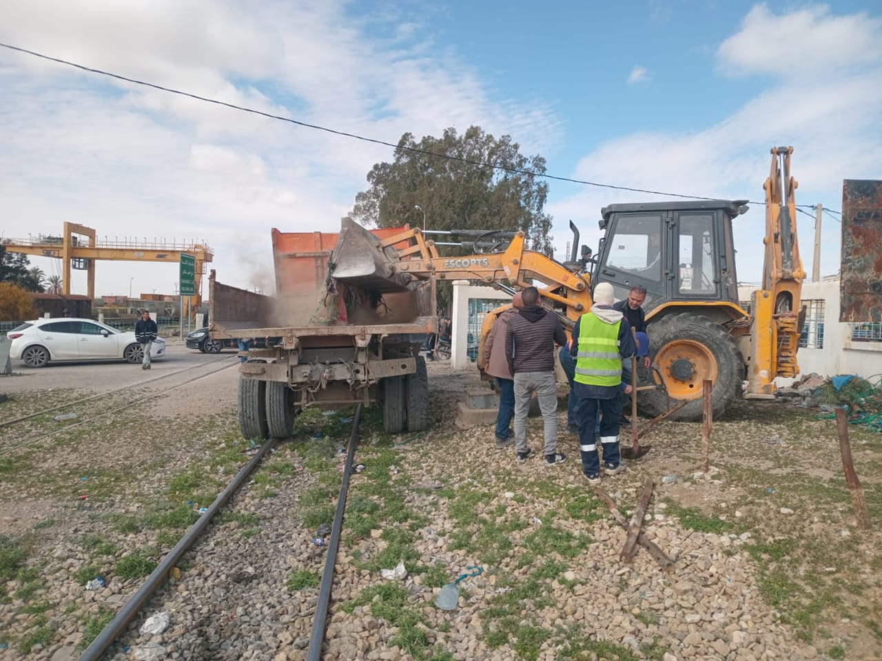 حملات ميدانية لمقاومة مظاهر الإخلال بالنظافة في عدد من الاحياء والتجمعات السكنية الكبرى ومداخل المدن بولايتي قفصة وقبلي