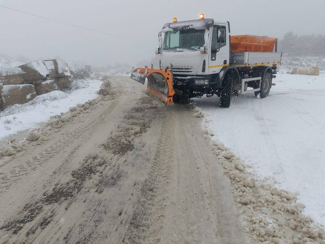 سليانة : ازالة الثلوج بعدد من الطرقات والمسالك الريفية بمكثر