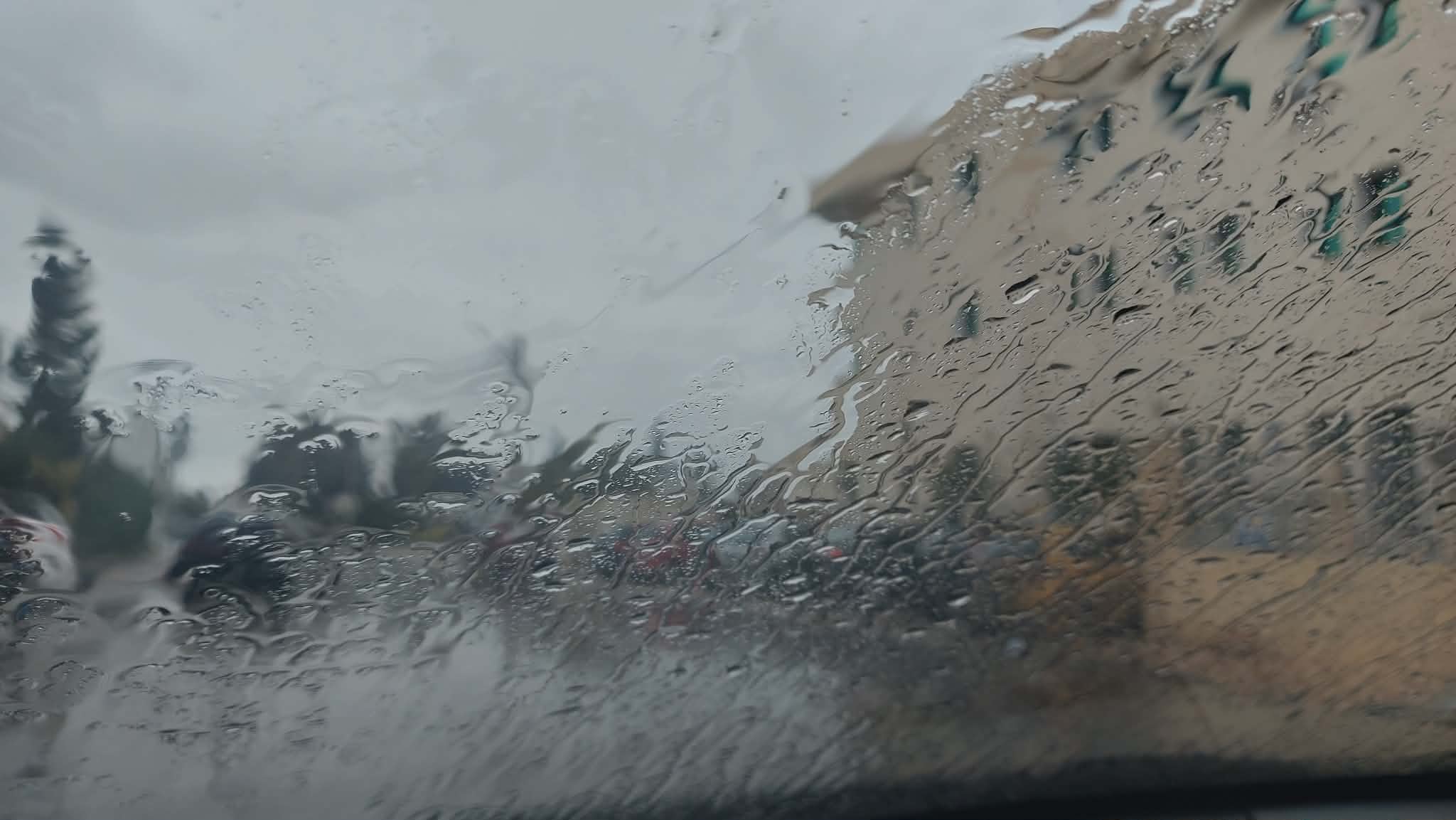 التقلبات الجوية: مرصد سلامة المرور يدعو مستعملي الطريق إلى الحذر الشديد