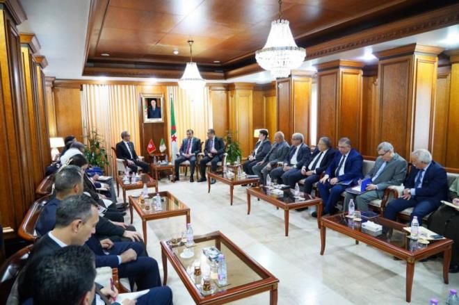 الدربالي يلتقي في الجزائر وزيري المحروقات والمناجم، والطاقة والطاقات المتجددة