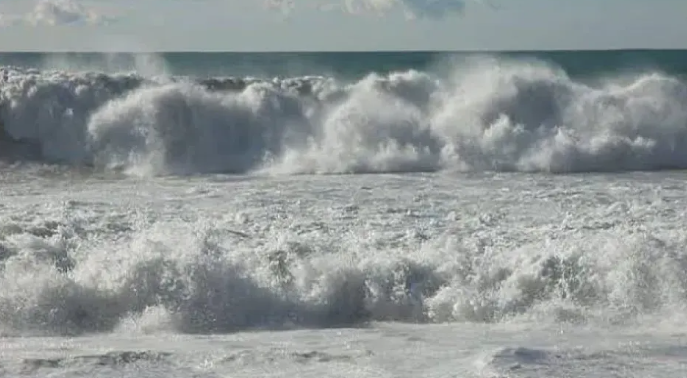 البحر هائج بالشمال وشديد الاضطراب فهائج بالسواحل الشرقية اليوم الخميس