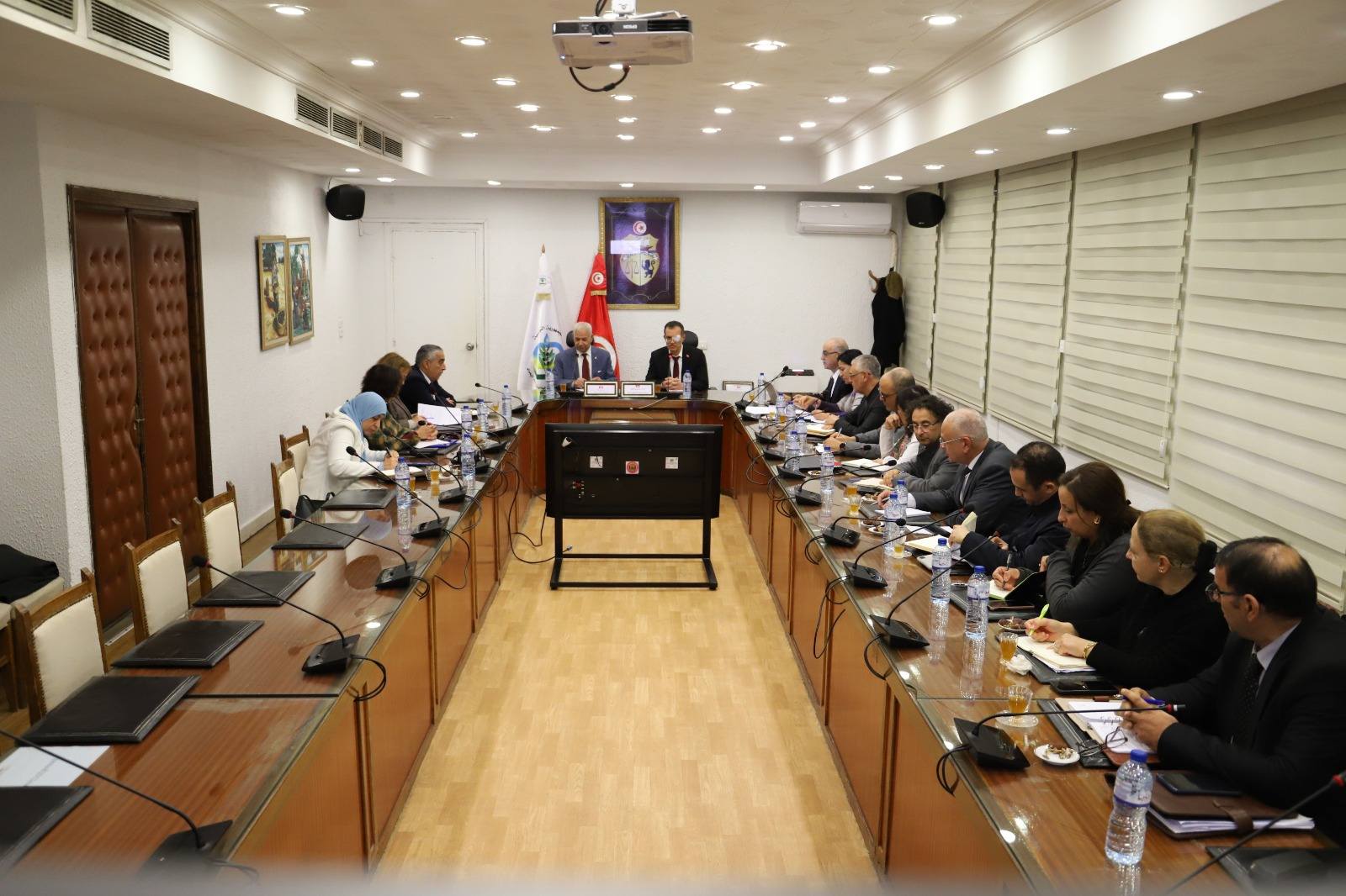 جلسة عمل مشتركة بين وزارتي الفلاحة والتجارة لضمان تزويد السوق واستقرار الأسعار.