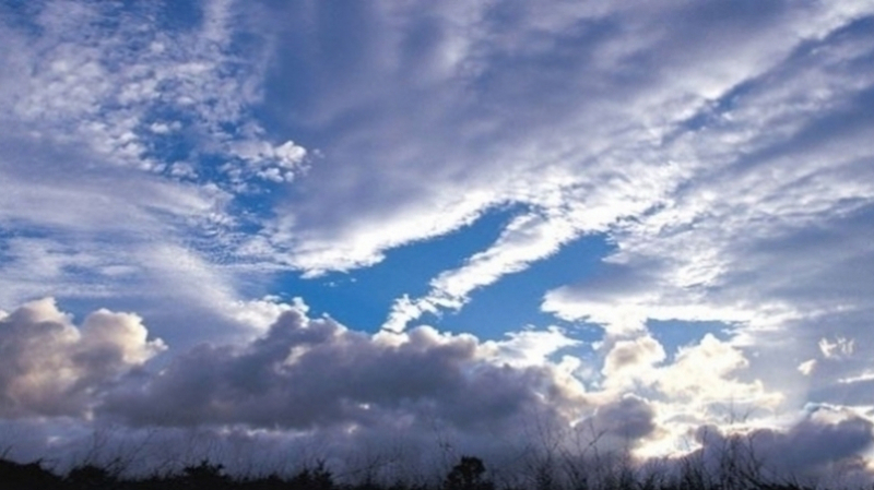 اليوم: سماء كثيفة السحب مع أمطار متفرقة بالشمال.