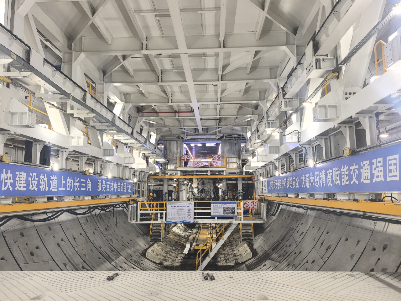 الصين تبني سكة حديدية فائقة السرعة تحت ثالث اطول نهر في العالم