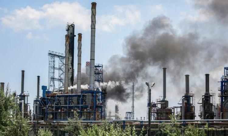 الكويت: اندلاع حريق في مجمع القطاع النفطي بمنطقة الشويخ إثر اعتداء بطائرات مسيرة