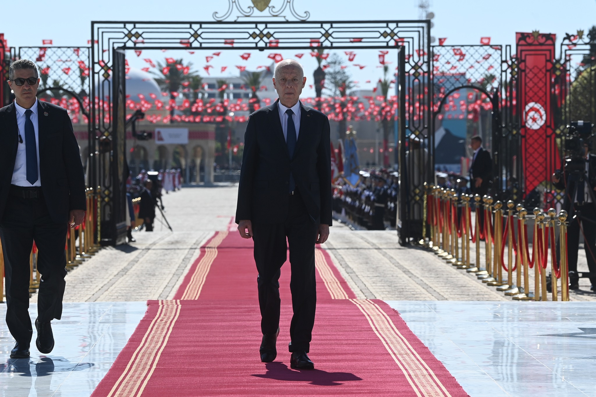  رئيس الجمهورية يشدد على ضرورة الإسراع بإصدارالنصوص الترتيبية المتعلقة بالزيادة في الأجور.