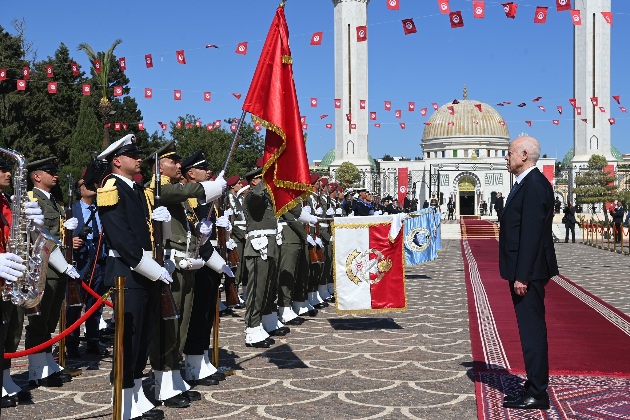 رئيس الجمهورية: الحكومة تعمل على توفير التمويلات الضرورية للزيادة في الأجور، و العمل جار على إصدار الأوامر الترتيبية.