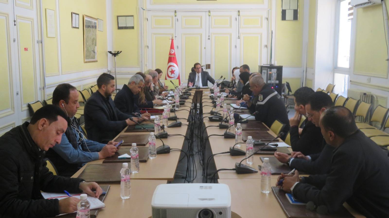 ولاية تونس: جلسة عمل للنظر في الاستعدادات والتدابير والاحتياطات المتعلقة بفرضية عودة أفراد من الجالية التونسية المقيمة بدول الشرق الأوسط وبلدان الخليج