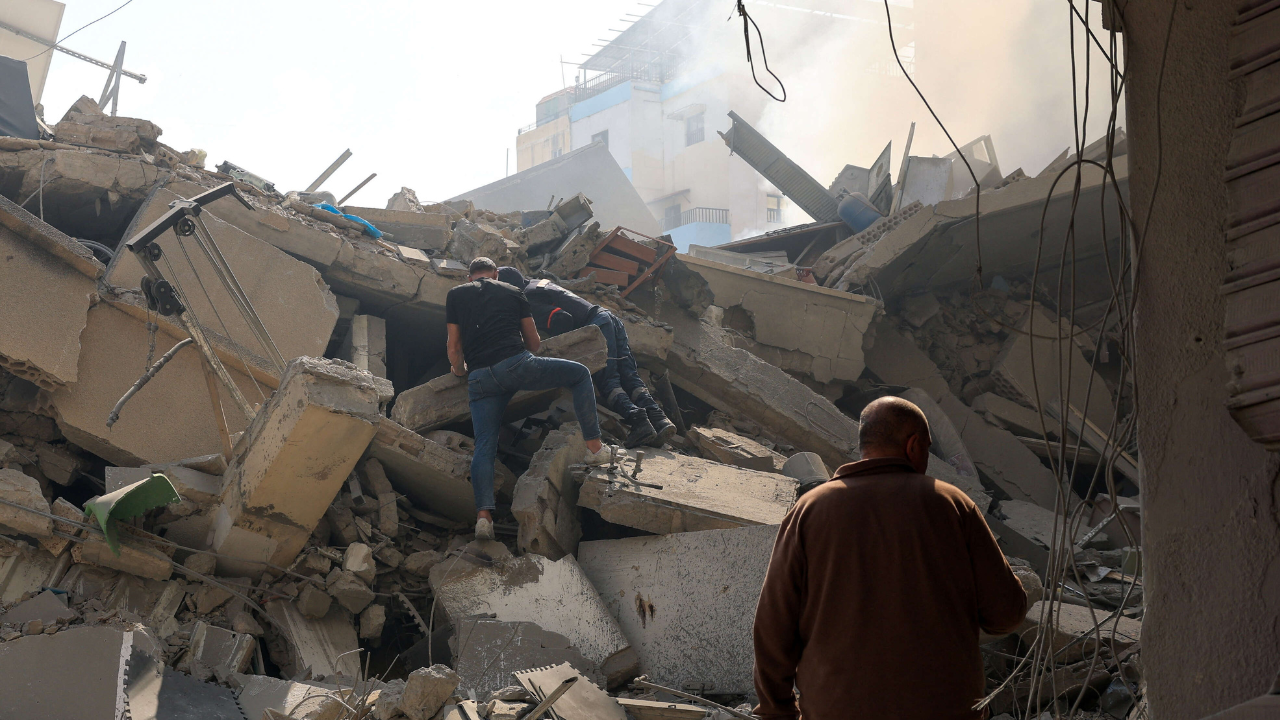 عشرات الشهداء ومئات الجرحى في غارات صهيونية متزامنة على مناطق مختلفة في لبنان