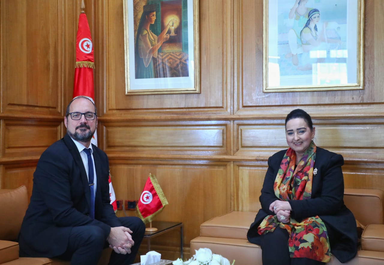 تعزيز التعاون الثقافي بين تونس وكندا محور لقاء بين وزيرة الشؤون الثقافية وسفير كندا في تونس.