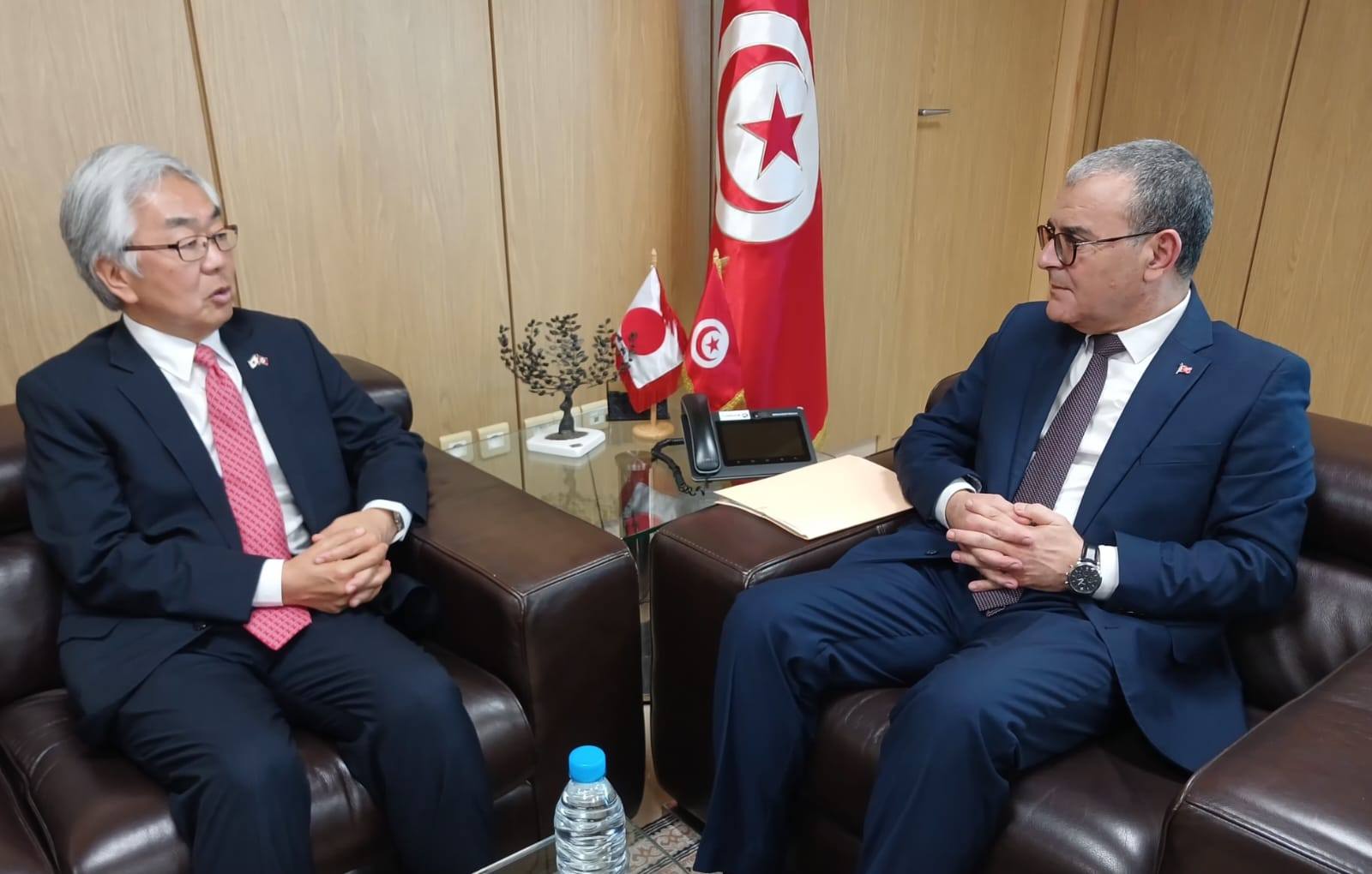 وزير الإقتصاد وسفير اليابان يؤكدان على توفر الفرص والإمكانيات لمزيد تعزيز التعاون الإقتصادي.