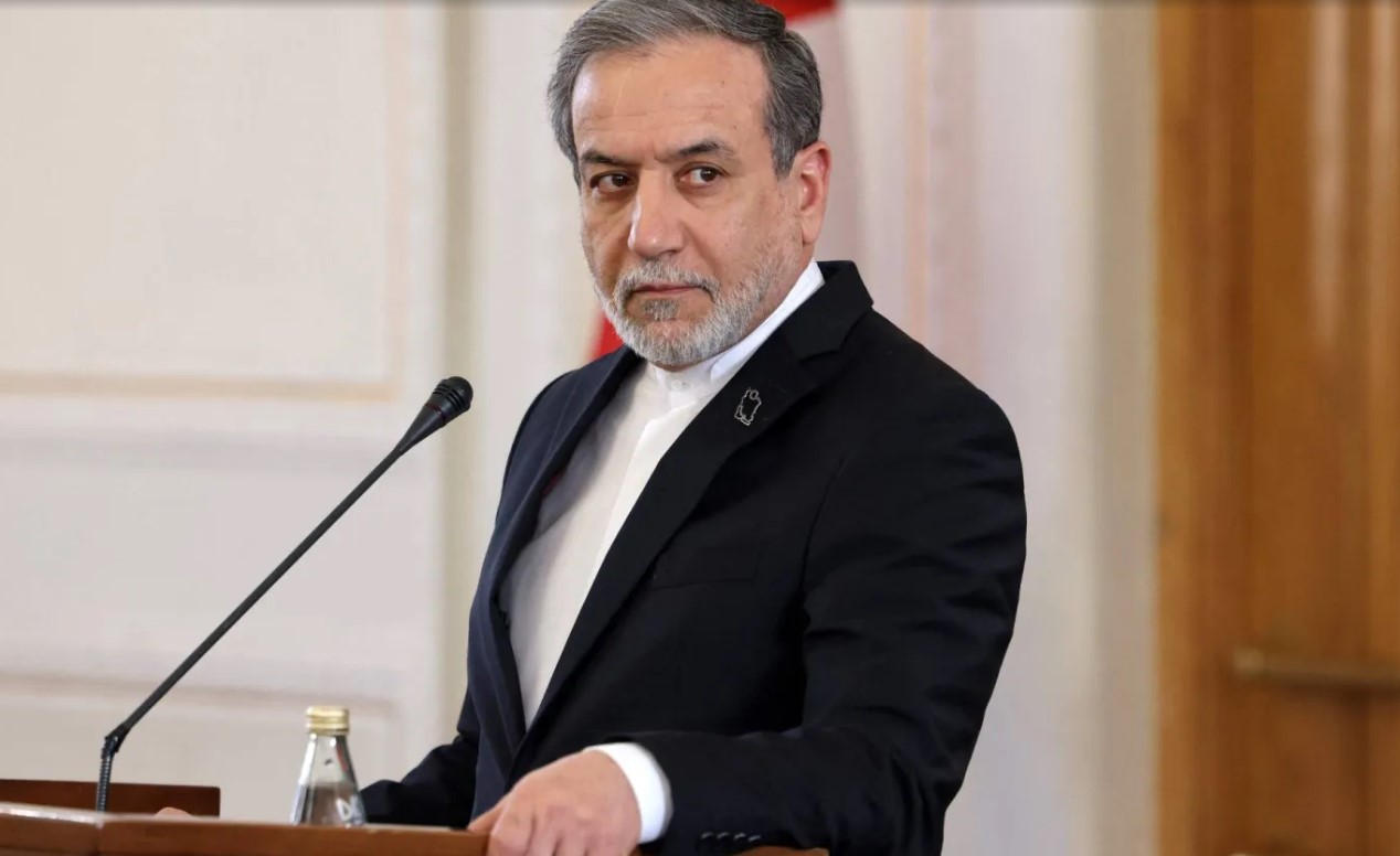 وزير الخارجية الإيراني: ’’على الولايات المتحدة أن تختار بين وقف إطلاق النار أو استمرار الحرب عبر الكيان الصهيــوني’’